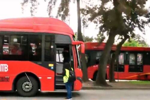 Metrobús se accidenta en Iztapalapa; tres heridos tras invasión de carril