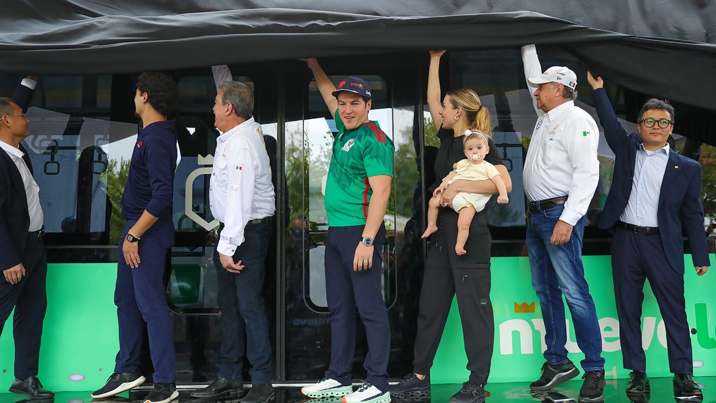 En la develación el gobernador estuvo acompañado de Hernán Villarreal Rodríguez, secretario de Movilidad y Planeación Urbana; Abraham Vargas Molina, director general del Sistema de Transporte Colectivo Metrorrey; Mariana Rodríguez y la pequeña Mariel.