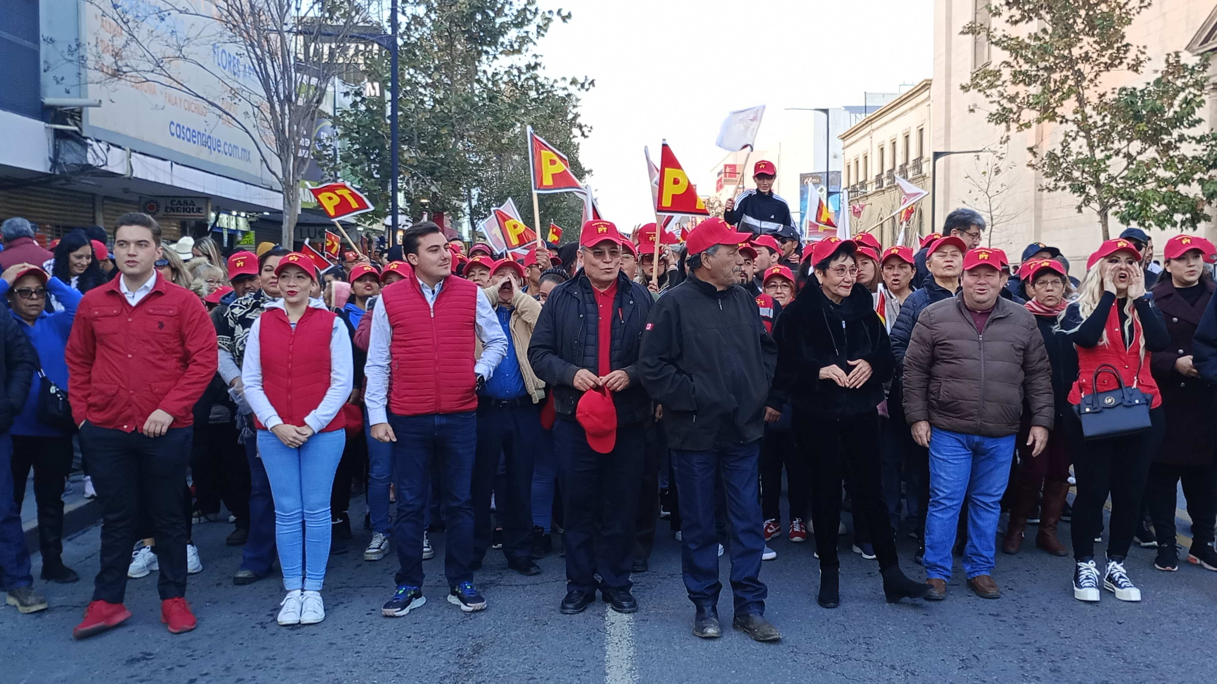 Dirigentes estatales del partido del trabajo encabezaron la marcha que concluyó después de las 19 horas