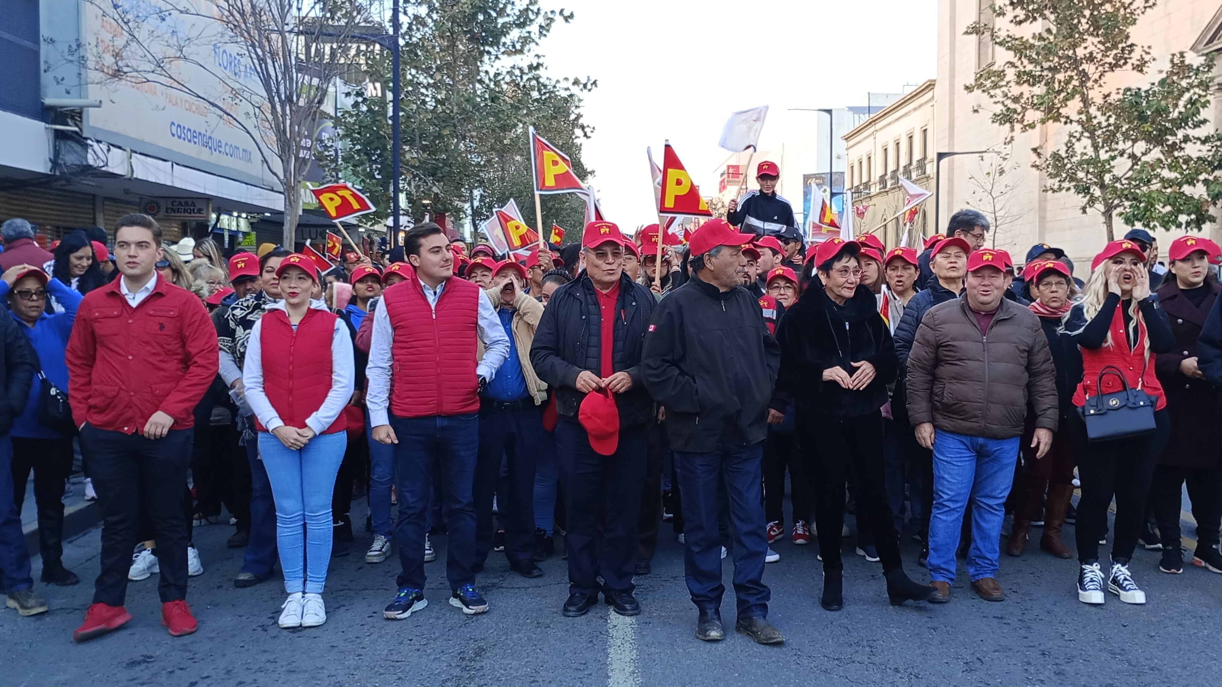 Dirigentes estatales del partido del trabajo encabezaron la marcha que concluyó después de las 19 horas