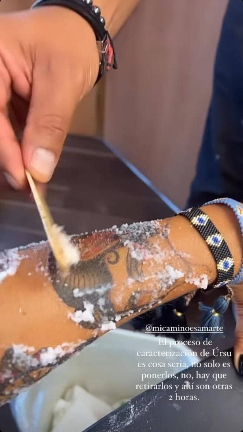 Sara Corrales muestra su proceso para llenar su cuerpo de tatuajes