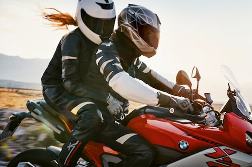 Encuesta revela quiénes son más atractivos para las mujeres: motociclistas o automovilistas