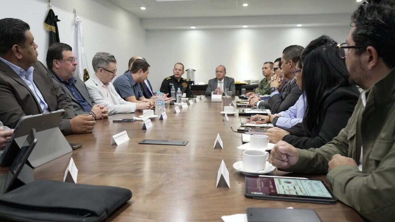 La Mesa de Coordinación para la Construcción de la Paz que convocó a sesión a las autoridades de los tres niveles de gobierno.