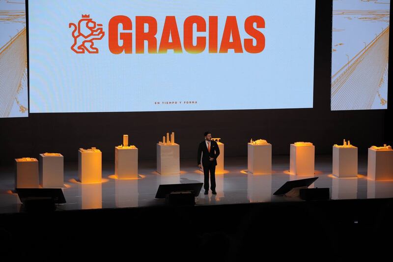 En alrededor de hora y media el gobernador resumió todo un año de actividades.