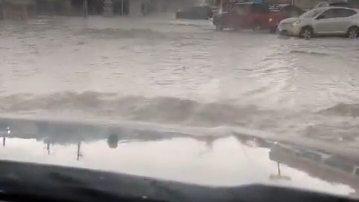 Cerca del Hospital de Pemex las calles eran intransitables.