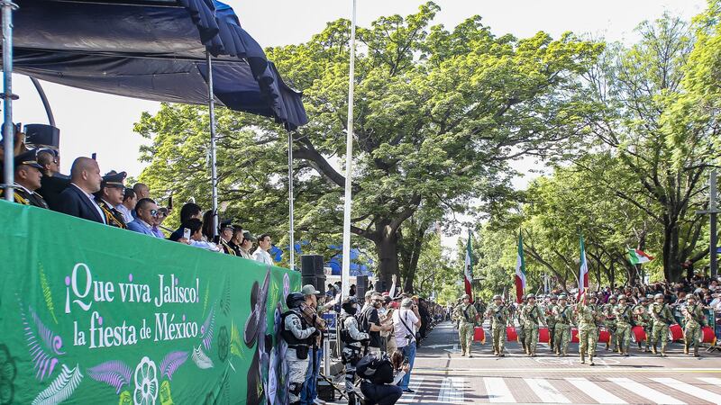 Enrique Alfaro encabeza el Desfile Cívico-Militar Conmemorativo a la Independencia de México, en Jalisco.