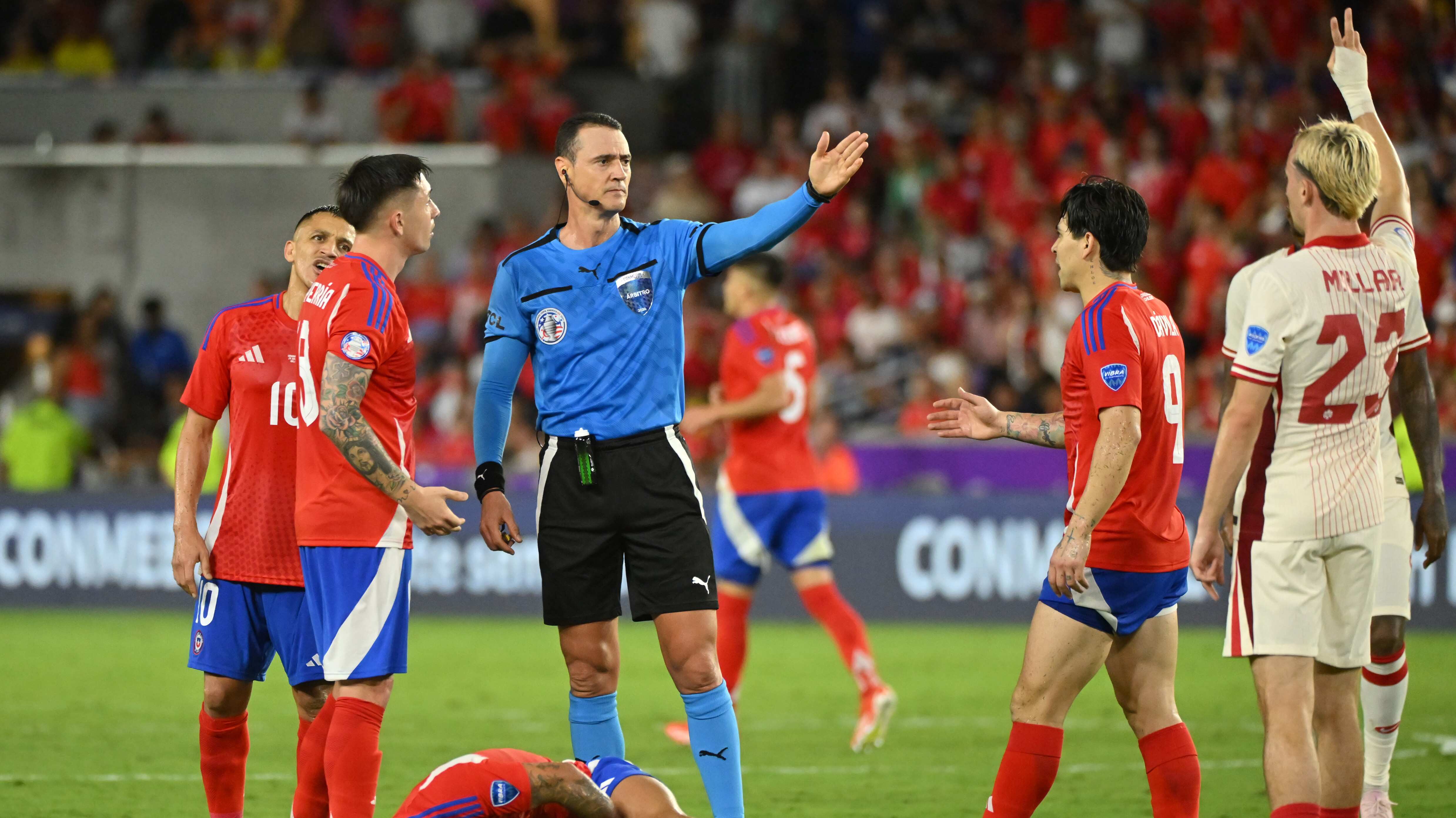 Wilmar Roldán es el centro de críticas por dos decisiones en el Chile vs Canadá