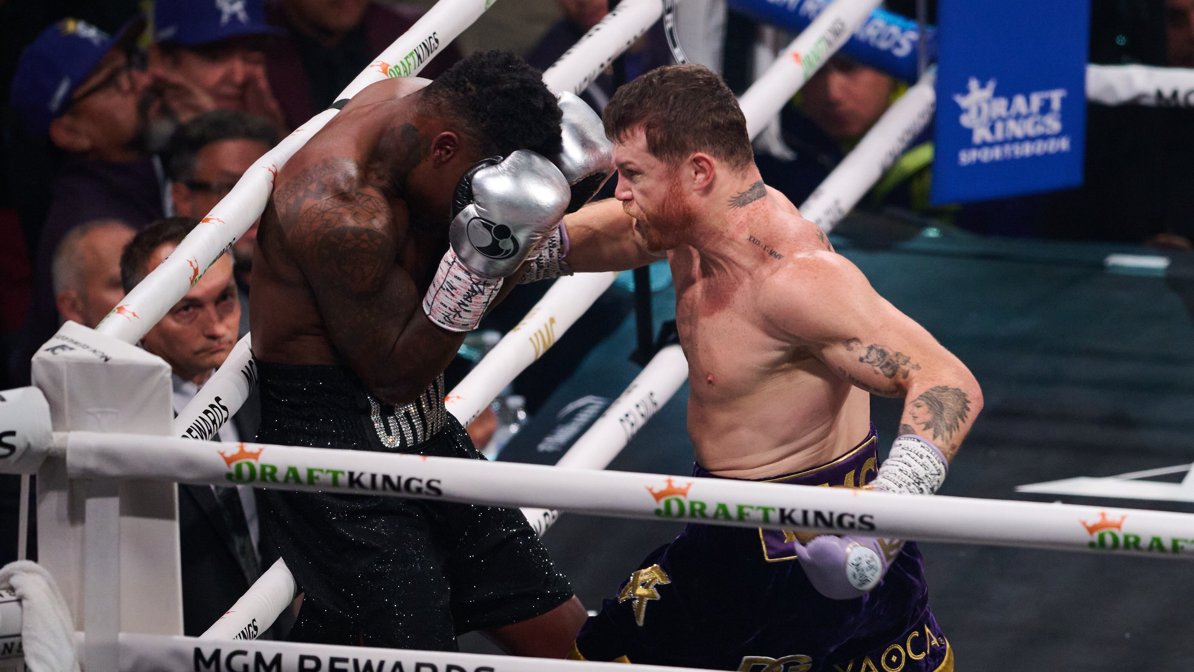 Canelo Álvarez conectando a Jermell Charlo.