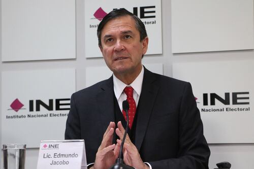 Tribunal da revés a AMLO: ordena devolver plaza a secretario del INE