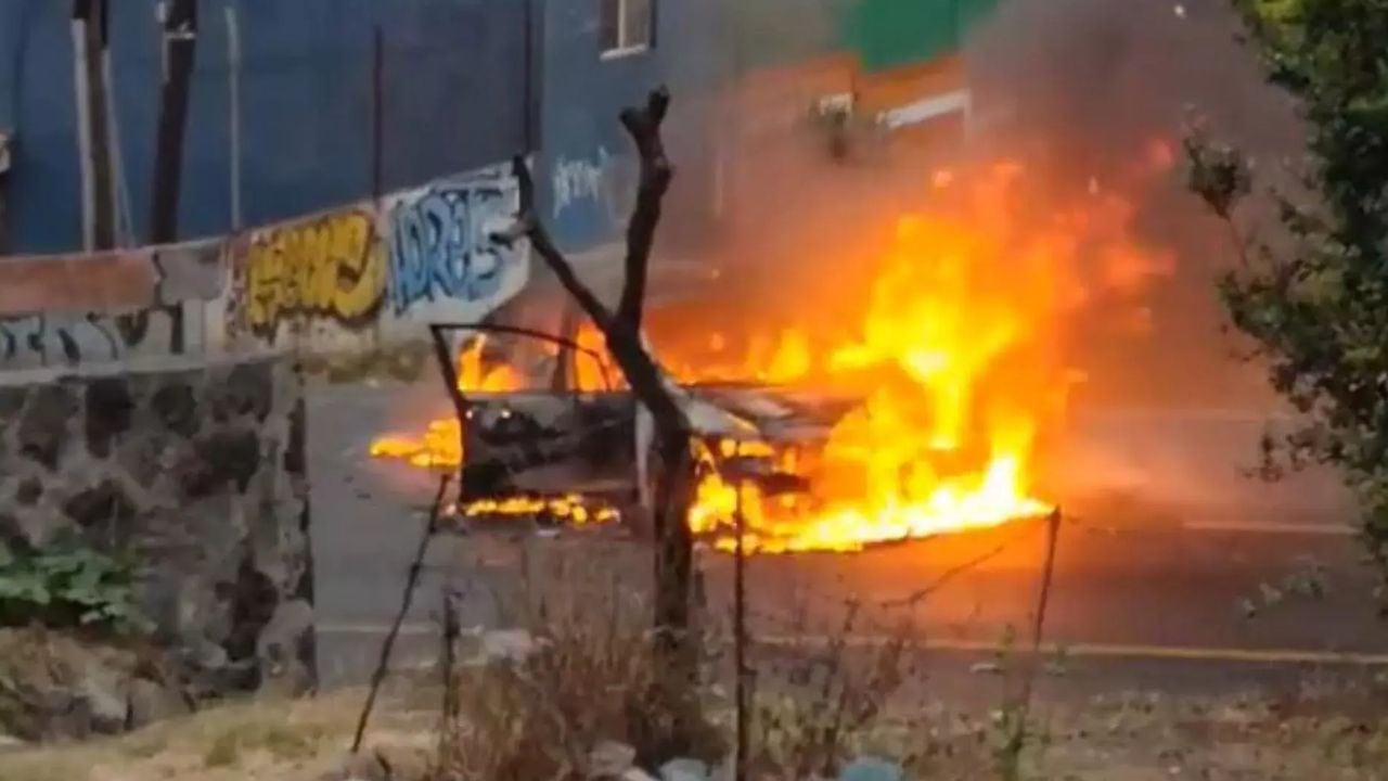 Se reportó el incendio de automóvil en la carretera