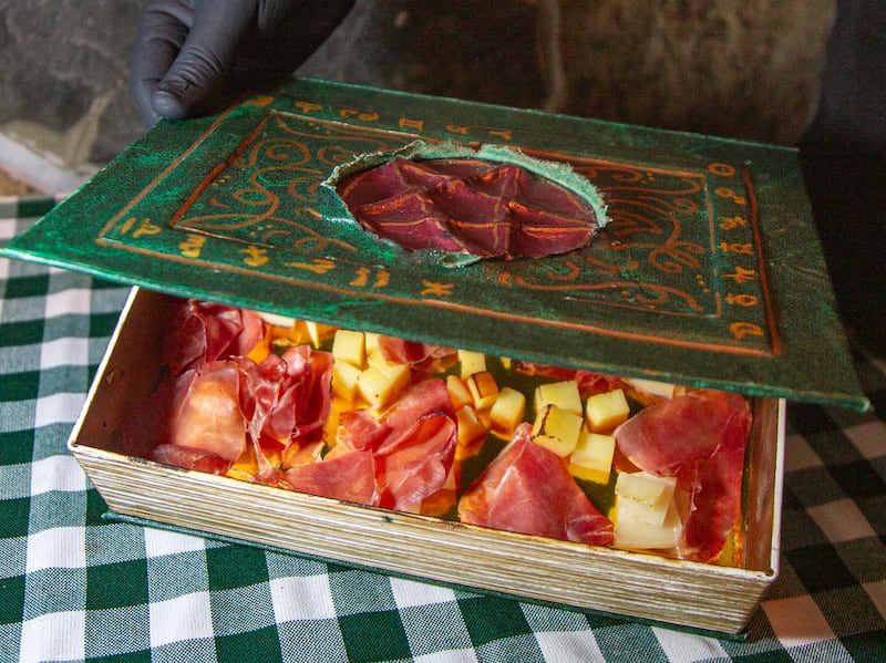 Aquí podrás de disfrutar de bebidas para atraer el amor, la fortuna y por supuesto, de deliciosa pizza con ingredientes de calidad, además realizan sesiones de lectura de cartas.