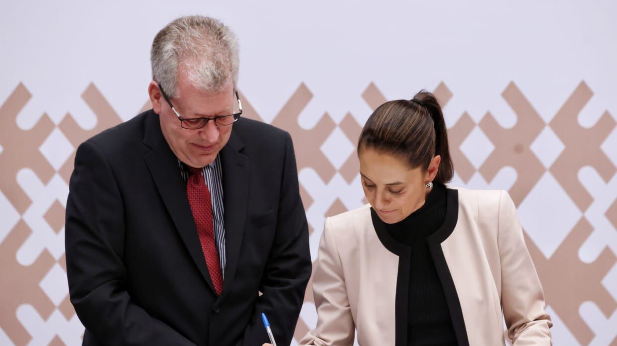 Claudia Sheinbaum y el coordinador residente del Sistema de Naciones Unidas en México, Peter Grohmann, firmaron la integración de la Ciudad de México al Compromiso Global por la Nueva Economía del Plástico.