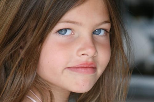 Reaparece la niña más hermosa del mundo a los 24 años... y estallan crueles ataques por su apariencia