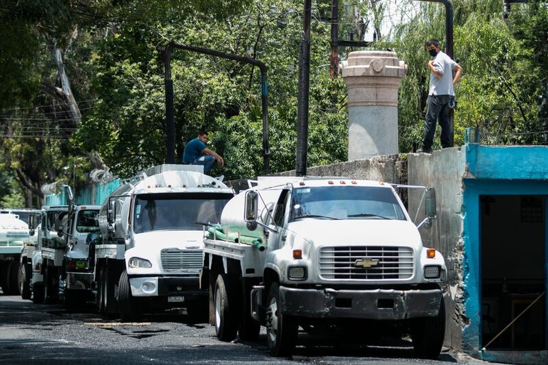 En Tlalpan se vive escasez de agua y condicionamiento de pipas.