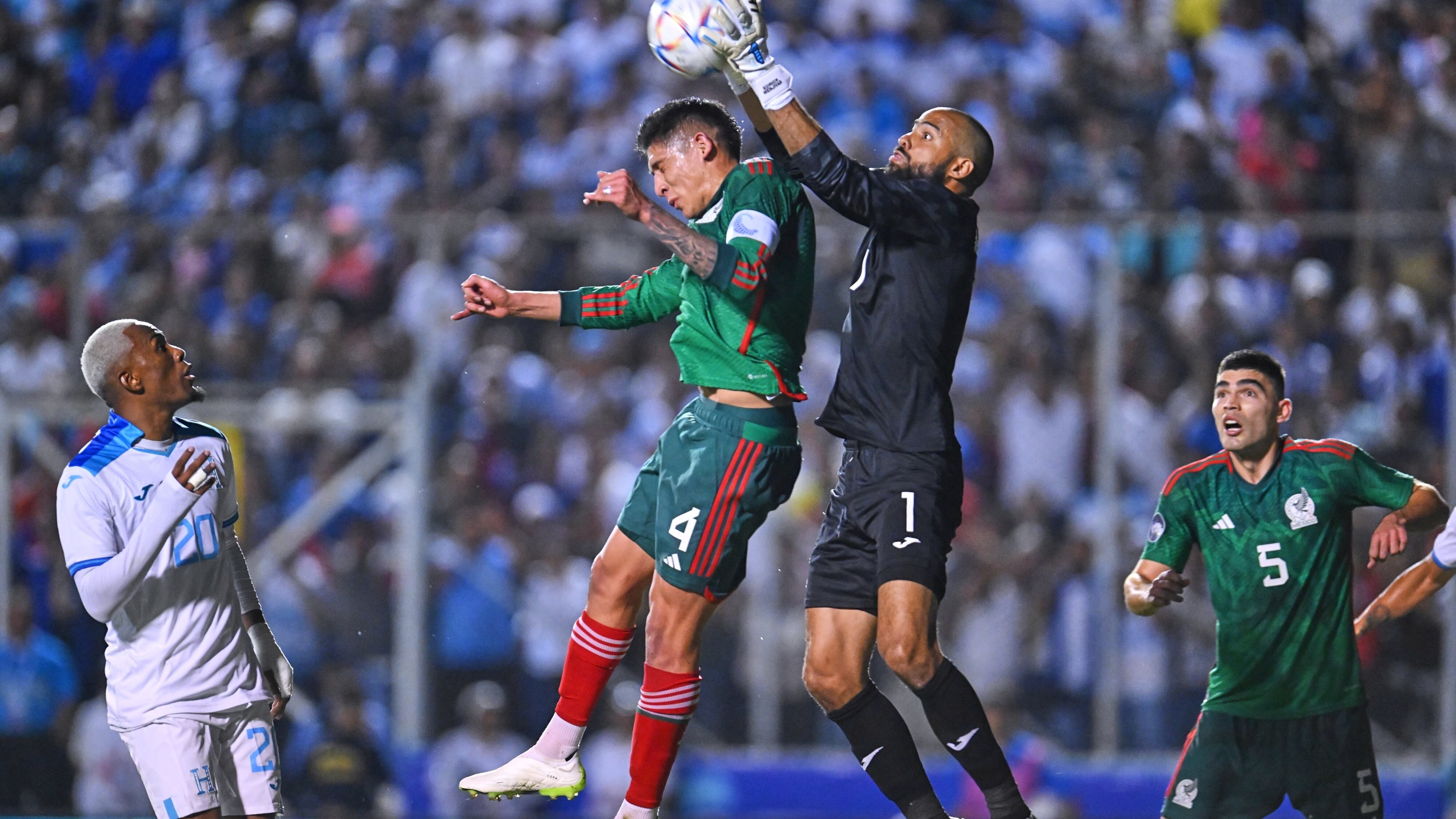 (L-R), Edson Alvarez of Mexico and Edrick Menjivar of Honduras during the game Honduras vs Mexican National Team (Mexico), corresponding to the Quarterfinals First Leg of the Concacaf Nations League 2023-2024, at Jose de la Paz Herrera Ucles National Stadium in Tegucigalpa, on November 17, 2023.
<br><br>
(I-D), Edson Alvarez de Mexico y Edrick Menjivar de Honduras durante el partido Honduras vs Seleccion Nacional Mexicana (Mexico), correspondiente a Cuartos de Final Ida de la Liga de Naciones de Concacaf 2023-2024, en el Estadio Nacional Jose de la Paz Herrera Ucles en Tegucigalpa, el 17 de Noviembre de 2023.