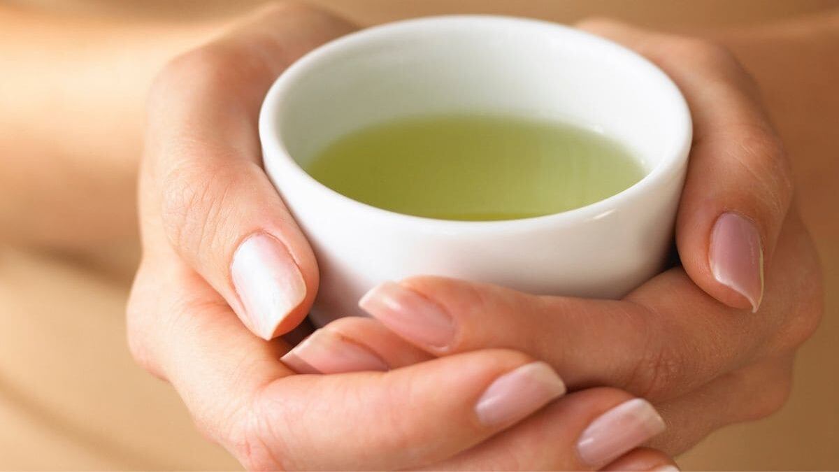 Para tener todos los beneficios del té verde se deben tomar entre dos a cuatro tazas al día.