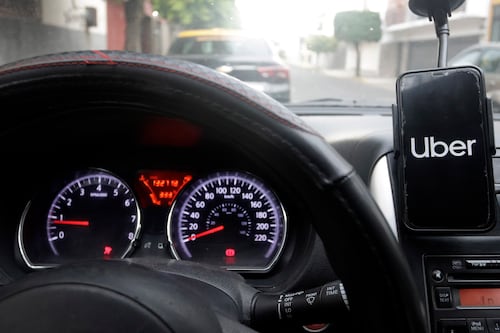 App de taxis busca evitar suspensión en Puebla; amparo frena renovación de contrato