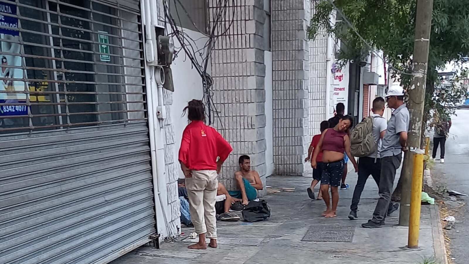 Un grupo de migrantes centroamericanos, bajo los efectos del alcohol, armaban escándalo en plena Avenida Pino Suárez.