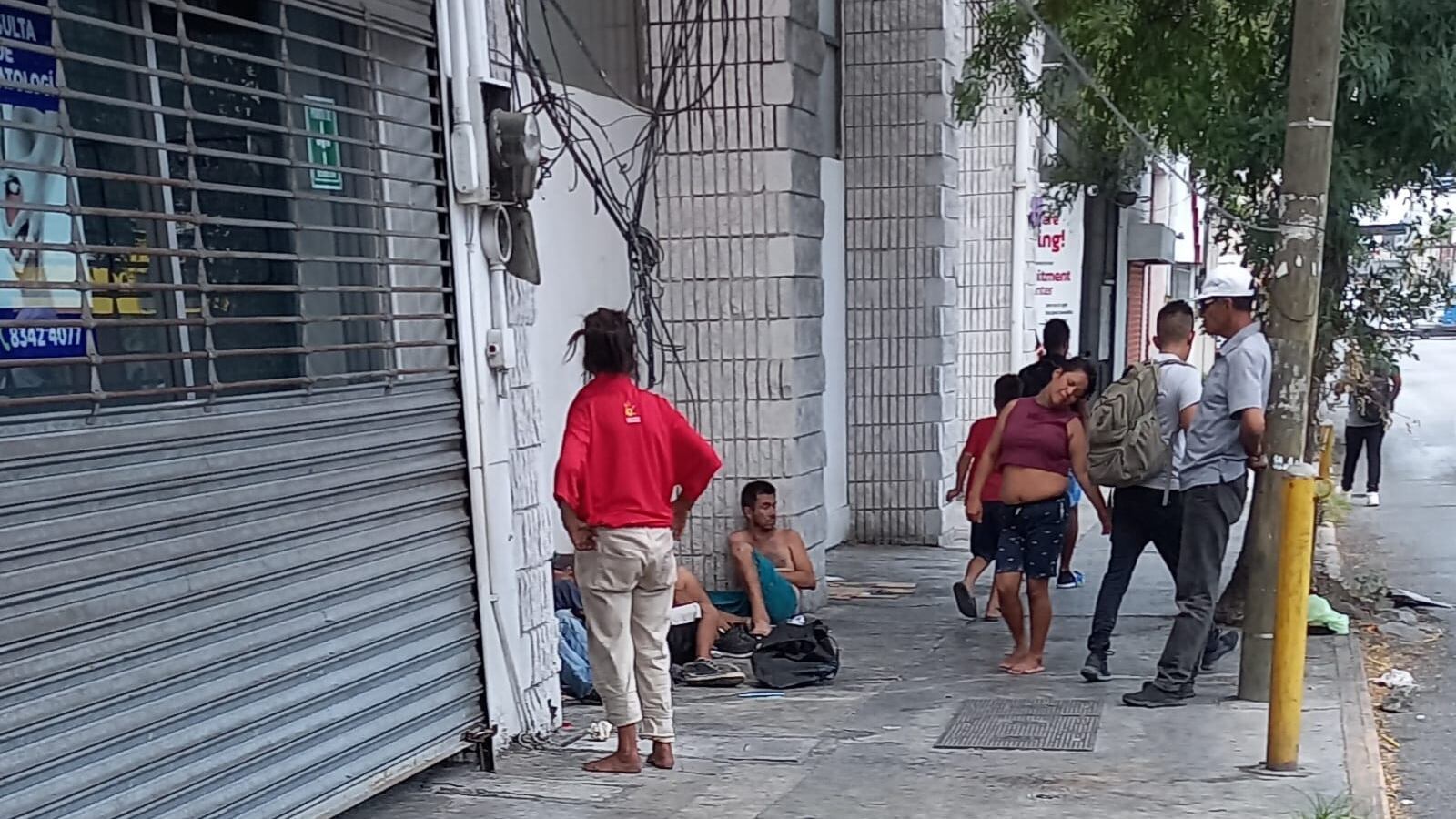 Un grupo de migrantes centroamericanos, bajo los efectos del alcohol, armaban escándalo en plena Avenida Pino Suárez.