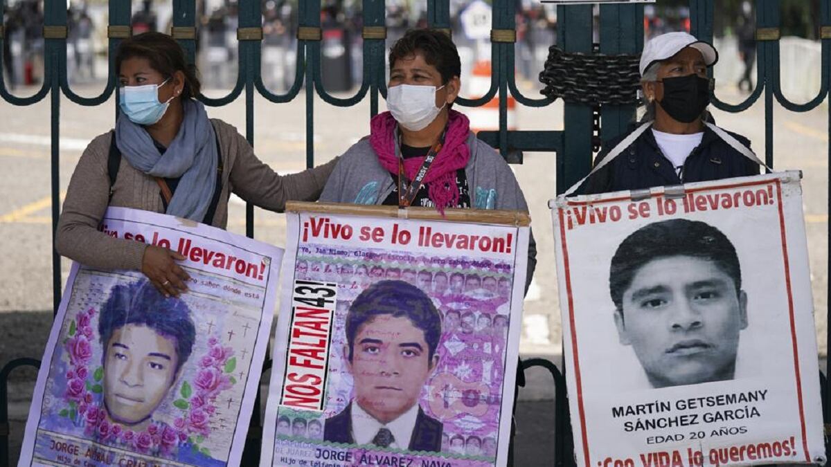 Familiares de los 43 estudiantes normalistas desaparecidos protestan para exigir justicia sobre el caso Ayotzinapa. Foto: AP