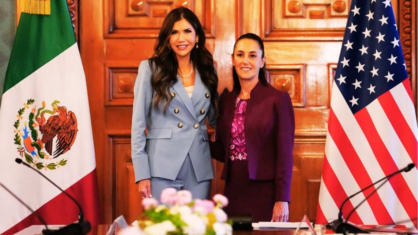 Kristi Noem junto a Claudia Sheinbaum en Palacio Nacional