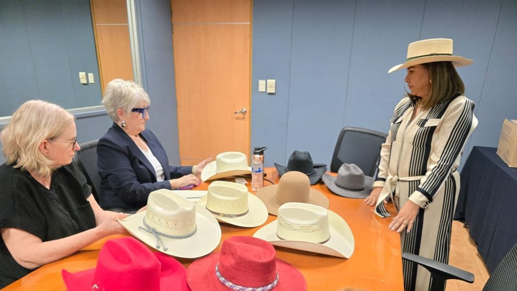 Buscan abrir mercado en el sector vaquero con productos personalizados y competitivos.
