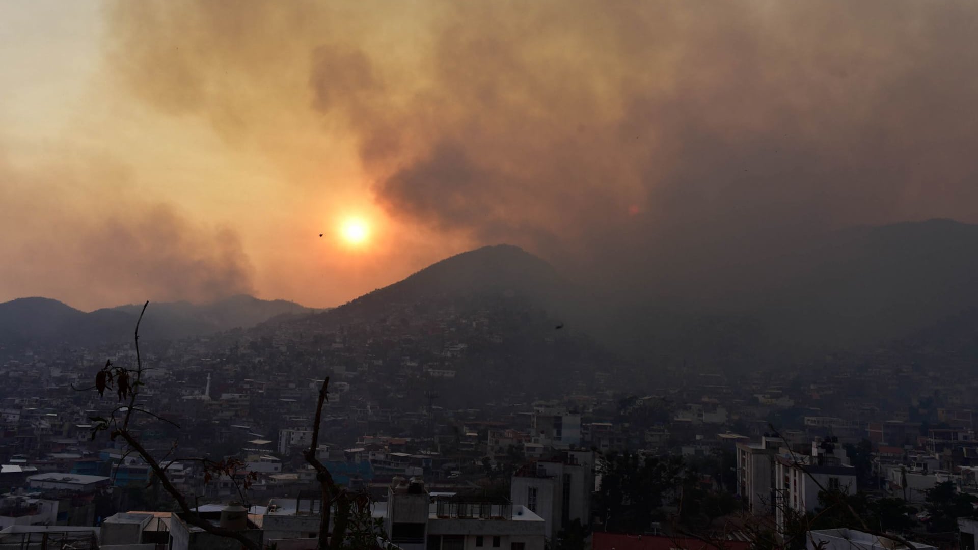 Fuera de control se encuentran varios incendios forestales que afectan el Parque Nacional El Veladero, ubicado en los cerros que rodean la bahía de Acapulco, los incendios que afectan desde un par de días se han incremento a pesar de los esfuerzos de brigadas de protección civil y bomberos,  a si como combatientes de incendios de Conafor.