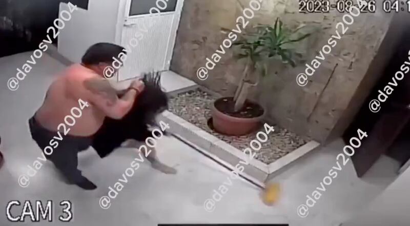 Captan en video agresión a mujer en la CDMX