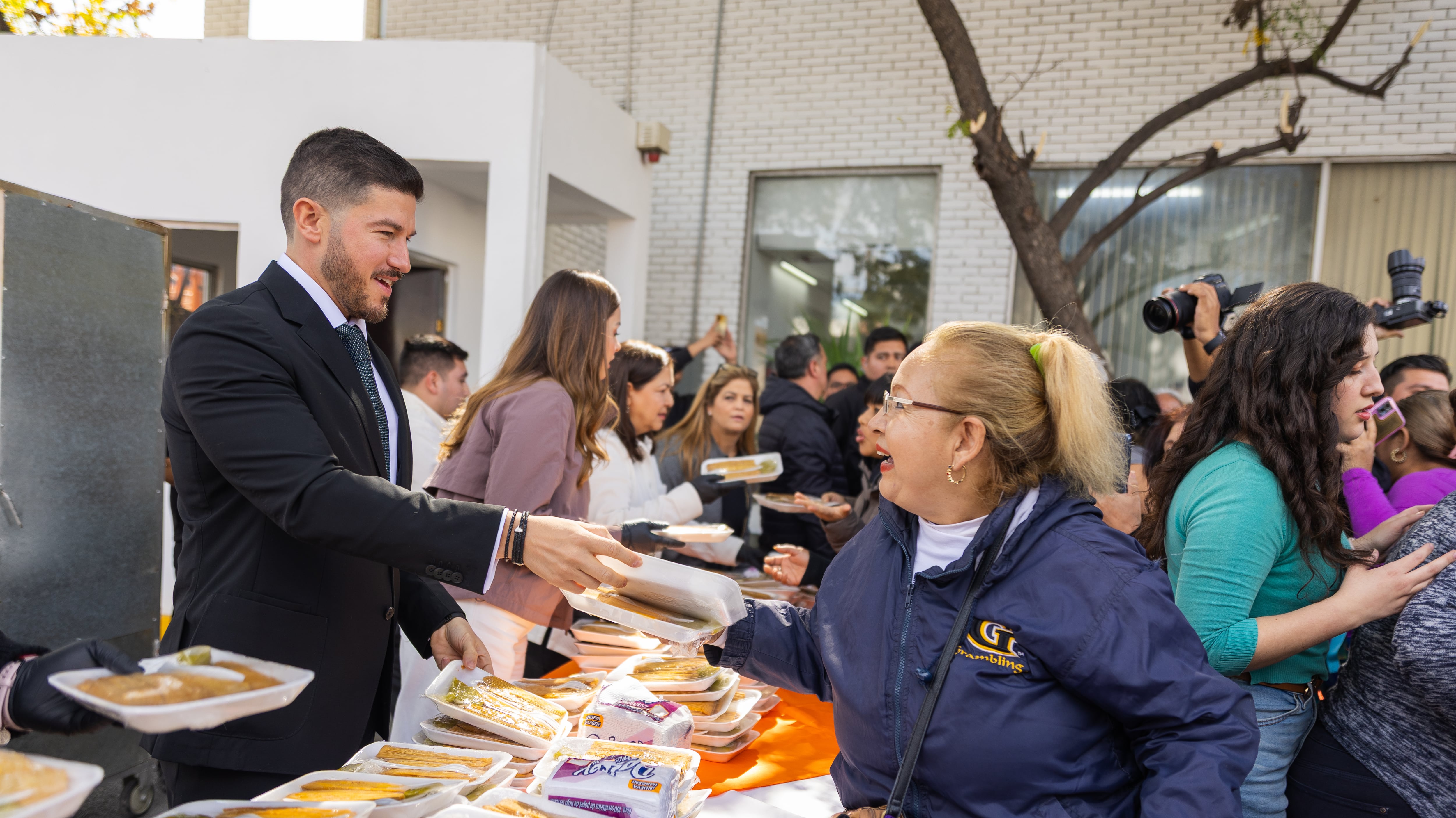 Samuel García y Mariana Rodríguez fueron los encargados de repartir la tamaliza.
