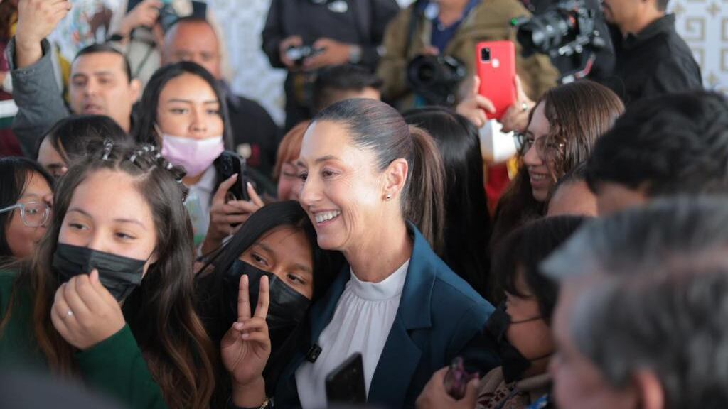 La jefa de gobierno, Claudia Sheinbaum, acudió a una escuela primaria en donde concluyó la instalación de WiFi gratuito. Foto: Cuartoscuro