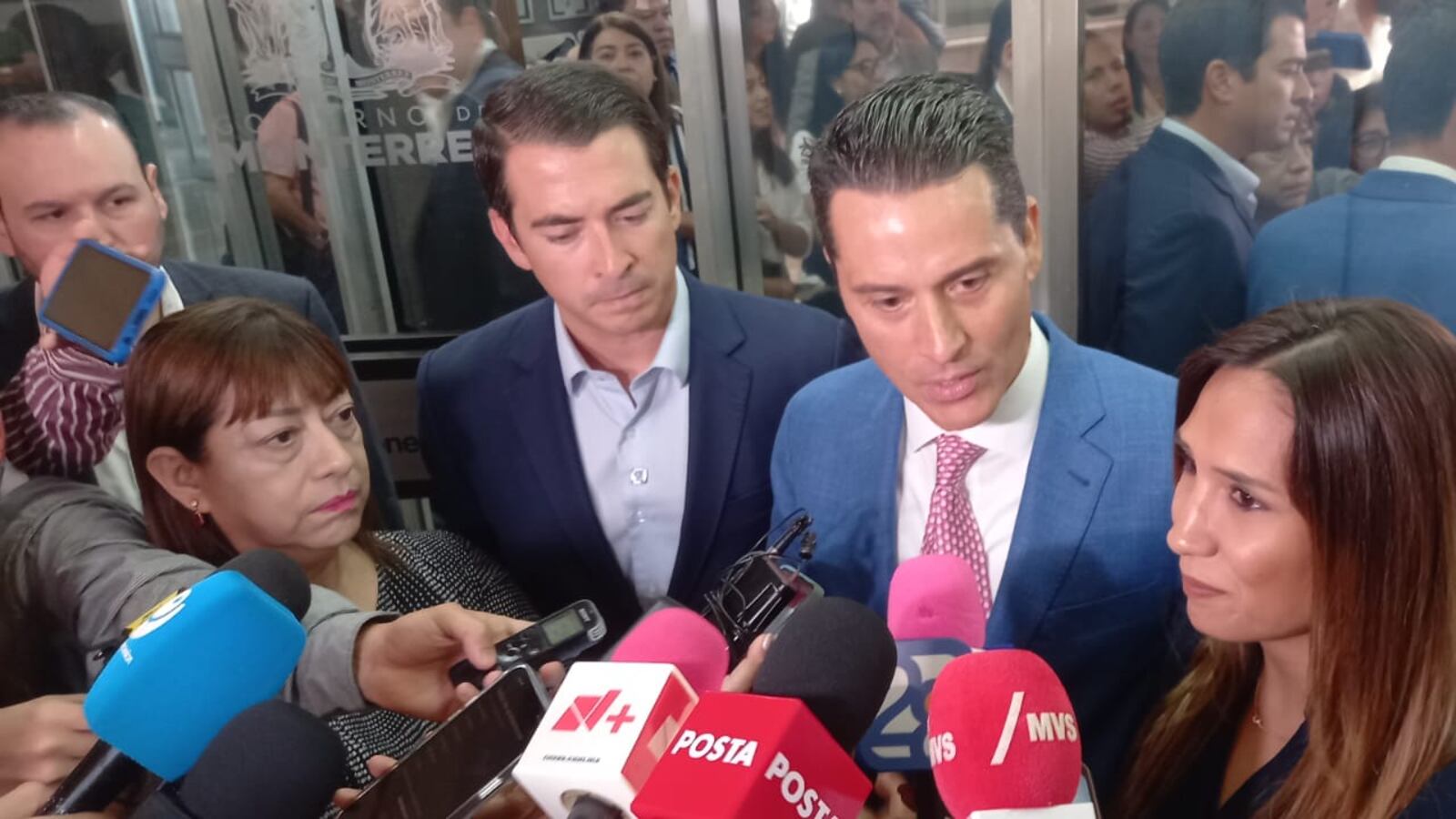 Marcelo Segovia Páez, coordinador de coordinador de Monterrey con Servicios e Infraestructura de Calidad; Fernando Margáin Sada, coordinador de Transición y Betsabé Rocha, quien fue Encargada de Despacho.