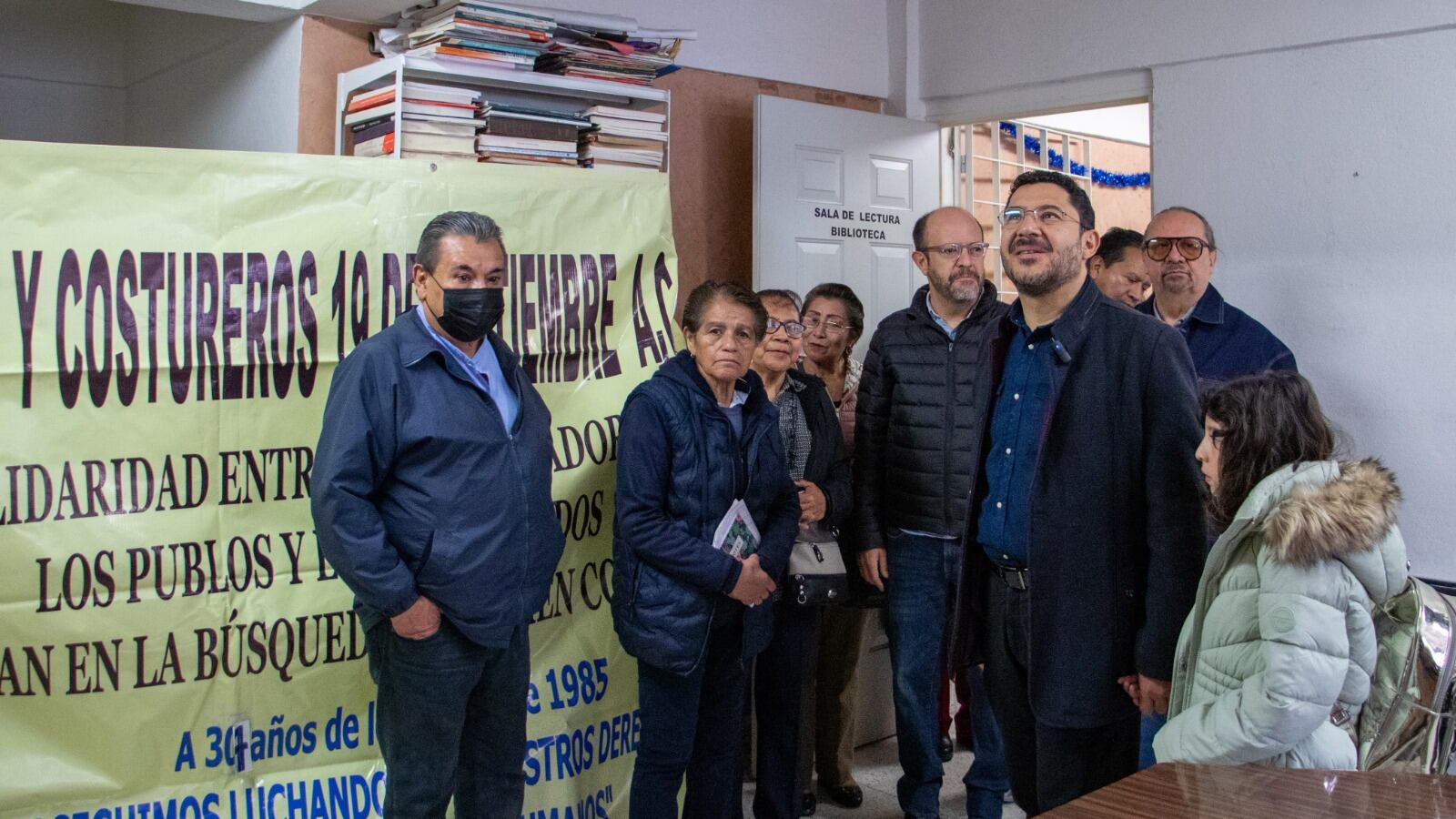 El jefe de Gobierno le entregó un inmueble al gremio de costureros damnificados por el sismo de 1985.e