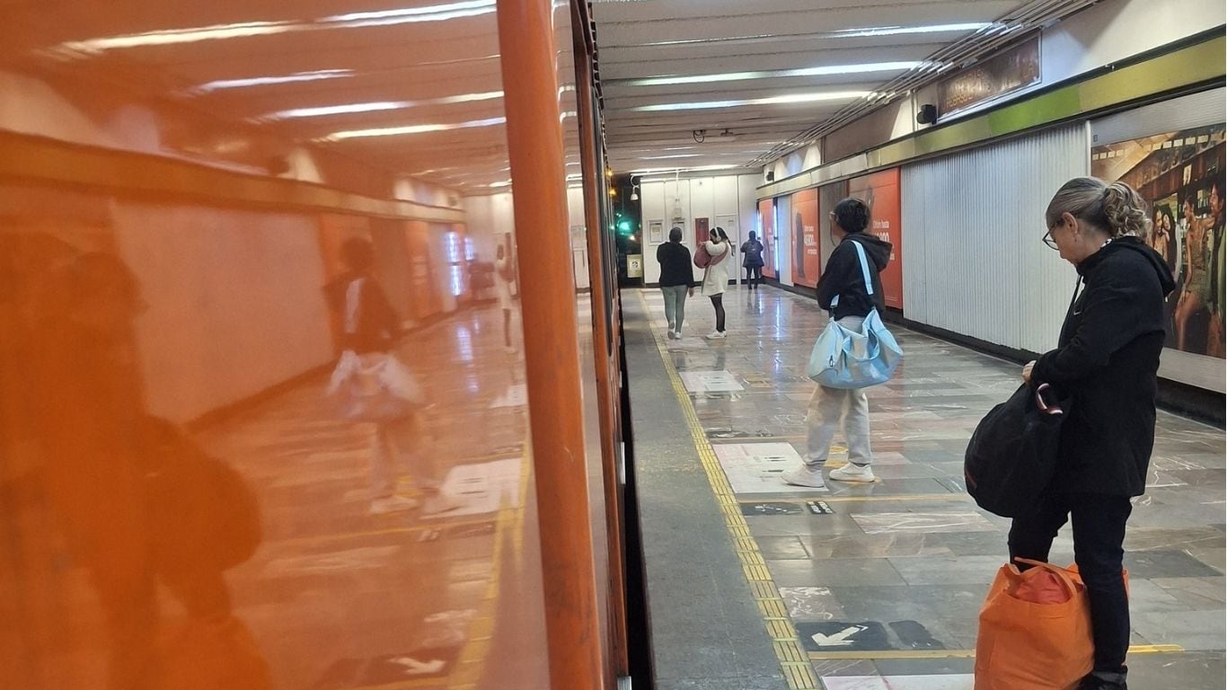 Revisión de tren en la Linea 3 del Metro CDMX
