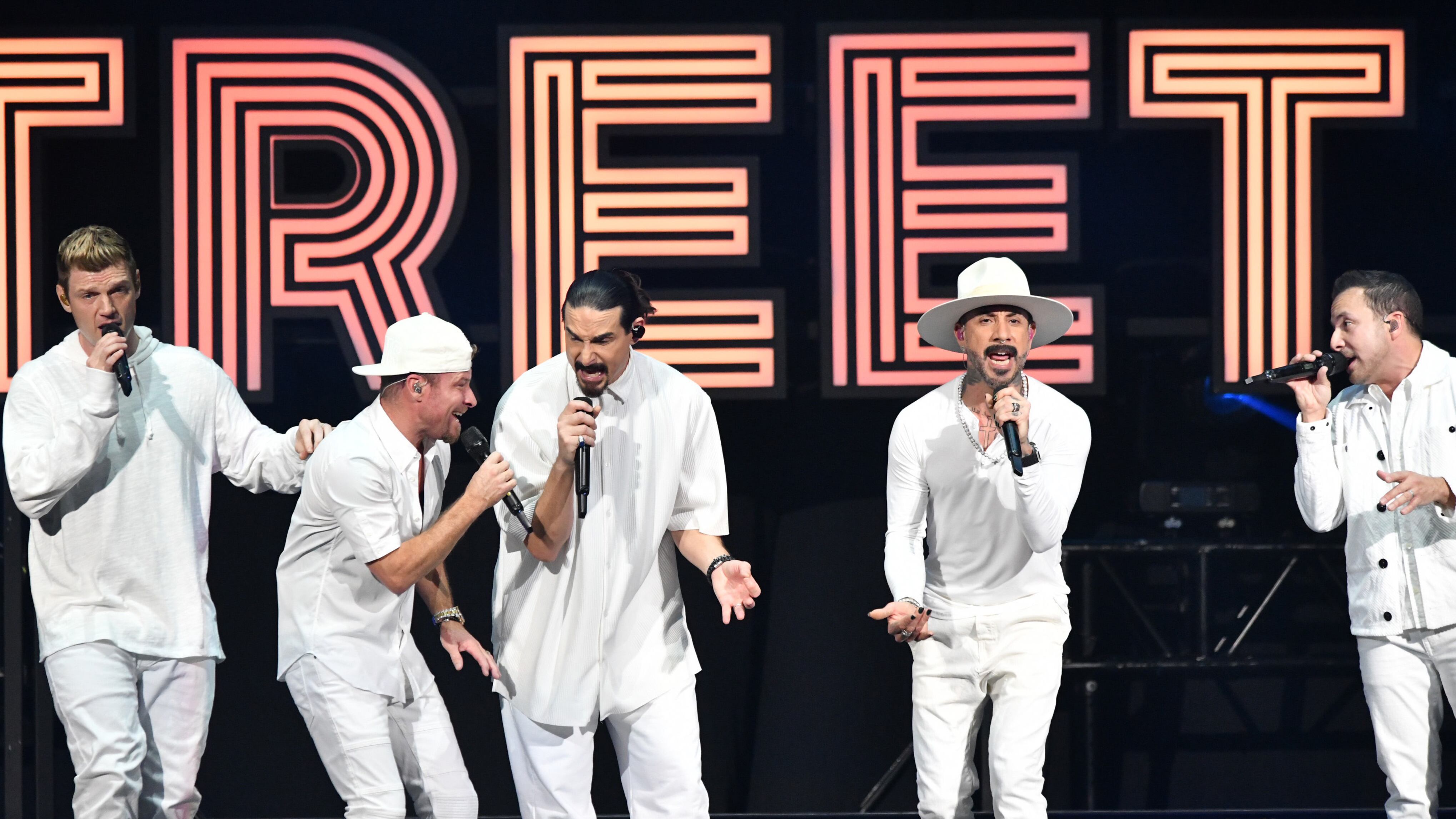 Nick Carter, Brian Littrell, Kevin Richardson, AJ McLean, y Howie Dorough postearon su primer Twitter en español pero con un ligero error.