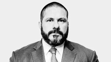 David Páramo sufre accidente vascular; es operado pero sigue grave
