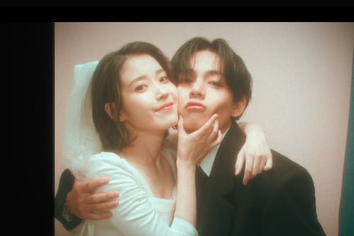 V de BTS y IU protagonizan romántico momento en ‘Love wins all’