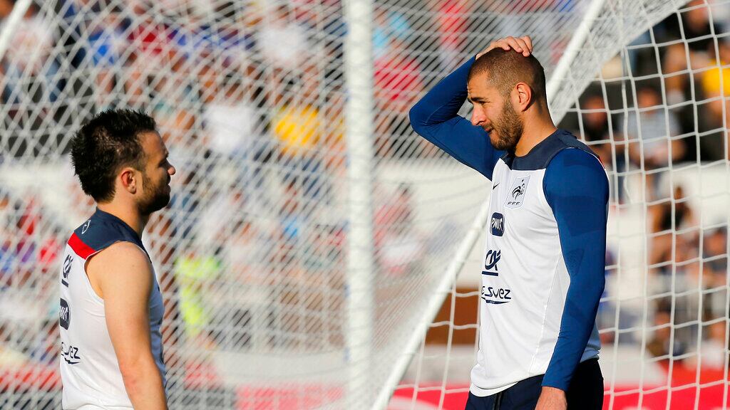 El futbolista del Real Madrid, Karim Benzema, es acusado de extorsionar a su ex compañero Mathieu Valbuena pero no asistió a la primera jornada del juicio