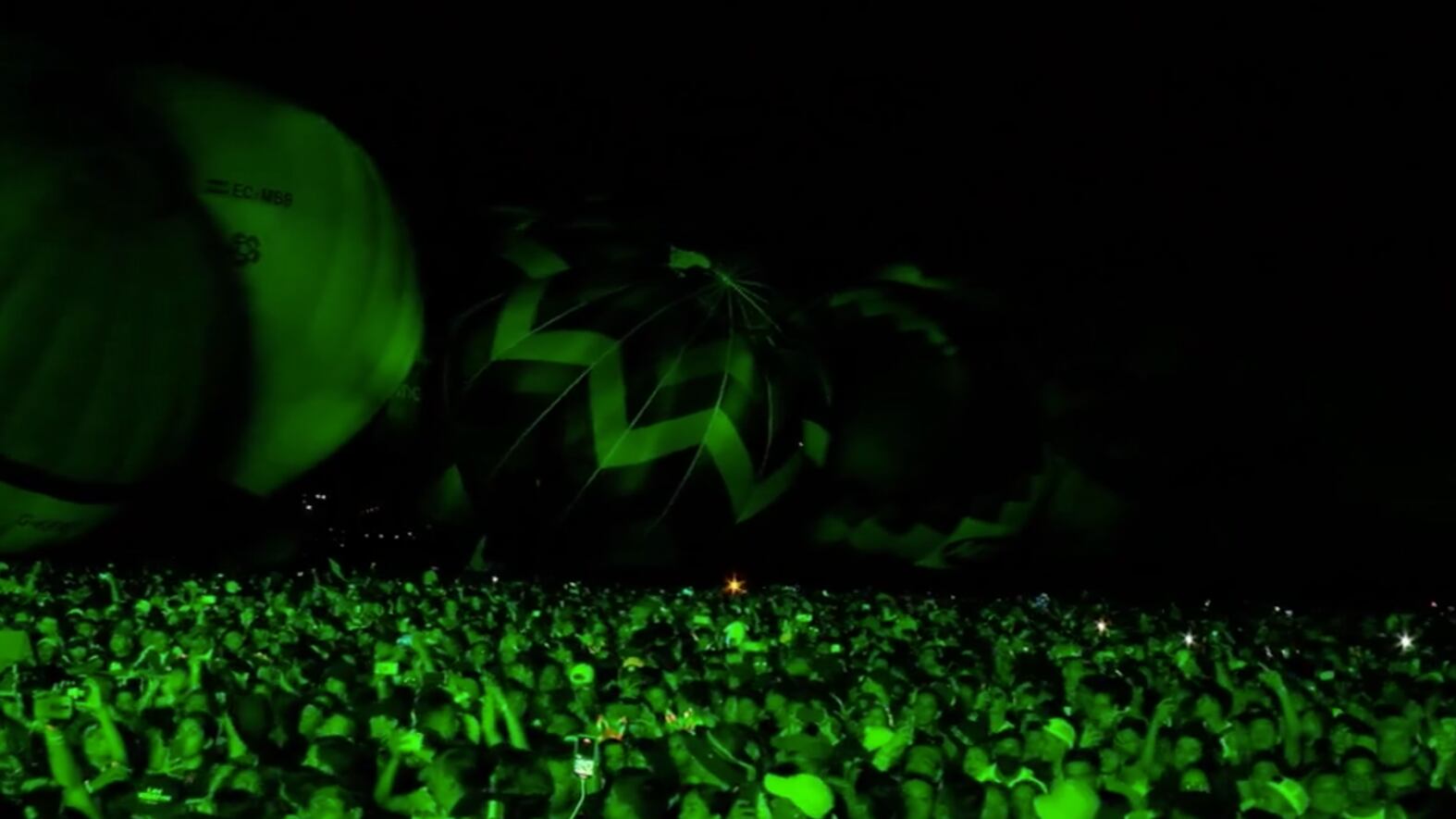 Caen globos durante segunda noche de FIG en León, Guanajuato