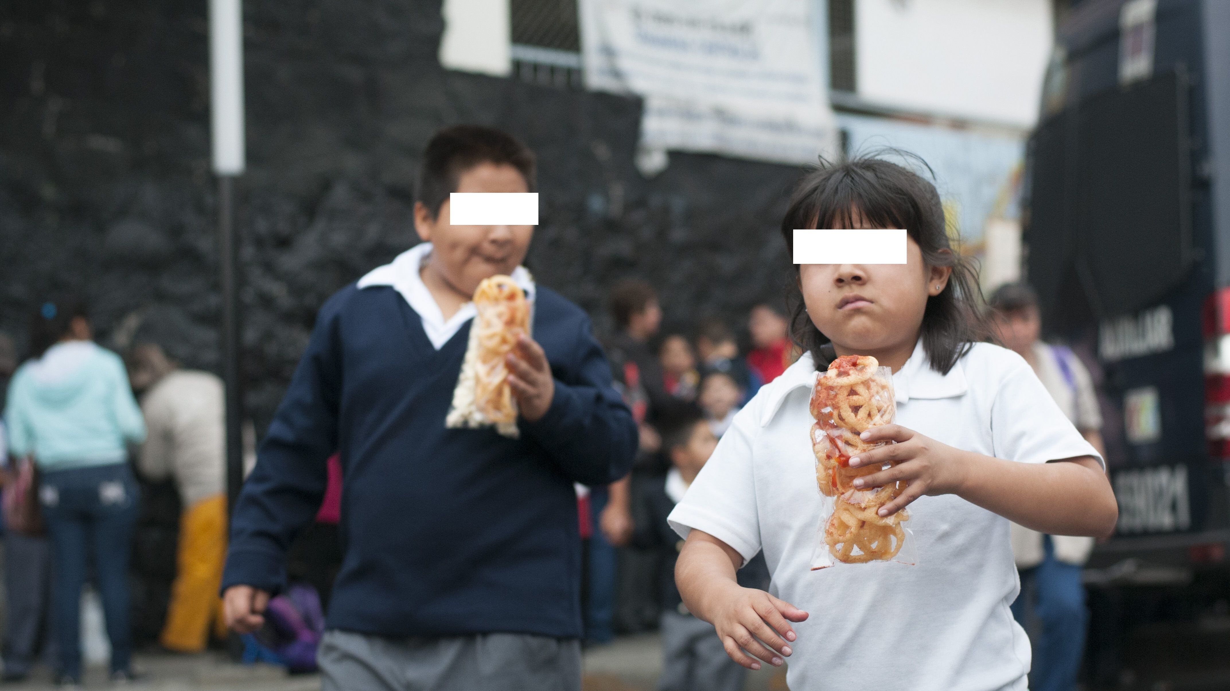 MÉXICO, D.F., 26AGOSTO2013.- Niños de la primaria "Héroes de la Naval" en la colonia Olivar del Conde de la delegación Álvaro Obregón compran comida después de salir de clases. En la mayoría de las escuelas del país se vende comida como frituras, quesadillas, banderillas o dulces para que los niños mitiguen su hambre o antojo tras salir de clases.
FOTO: DIEGO SIMÓN SÁNCHEZ /CUARTOSCURO.COM