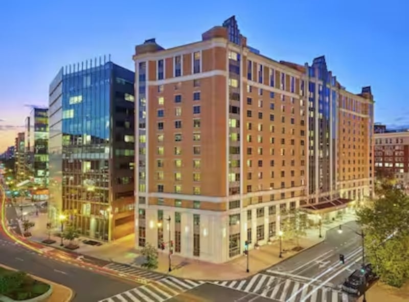 La capital estadounidense ofrece experiencias únicas en esta temporada: desde el árbol nacional hasta el confort de suites amplias en pleno downtown