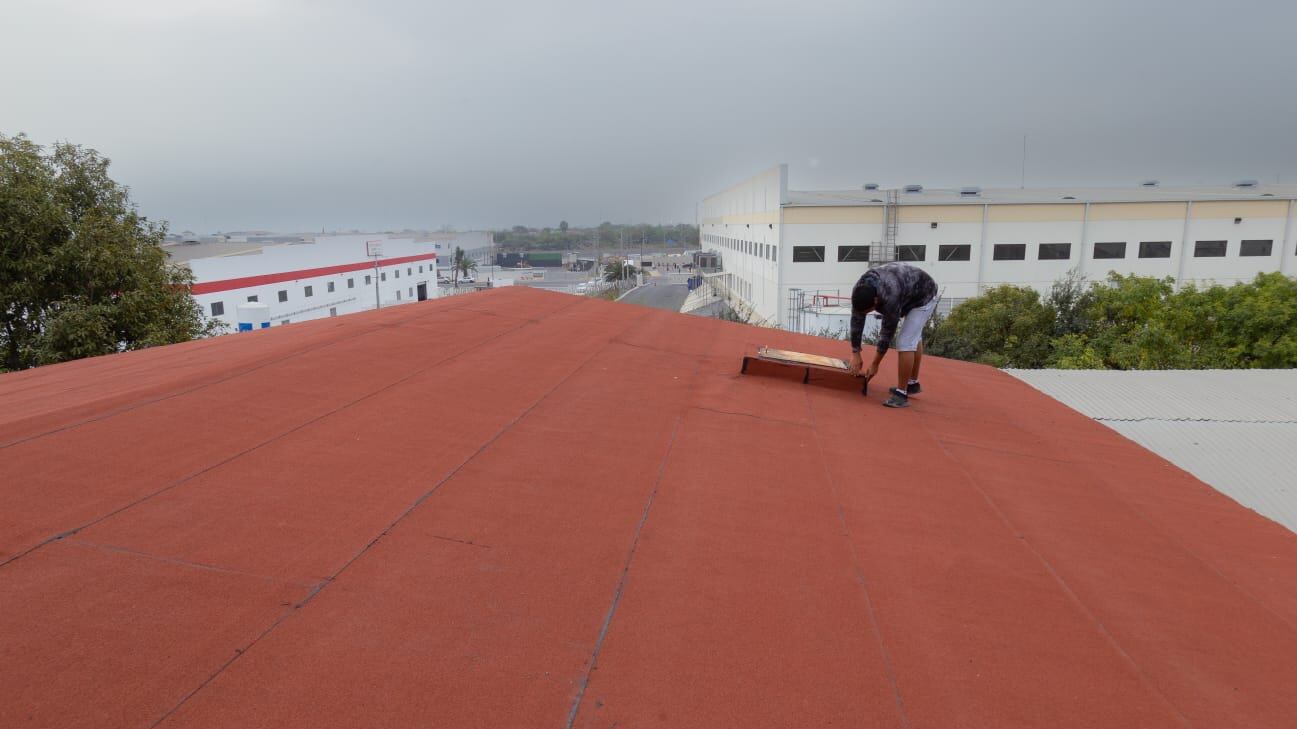 El personal realiza trabajos que consiste en el retiro de impermeabilizante existente, reparación de losas, desconches, grietas y nivelación de techos.