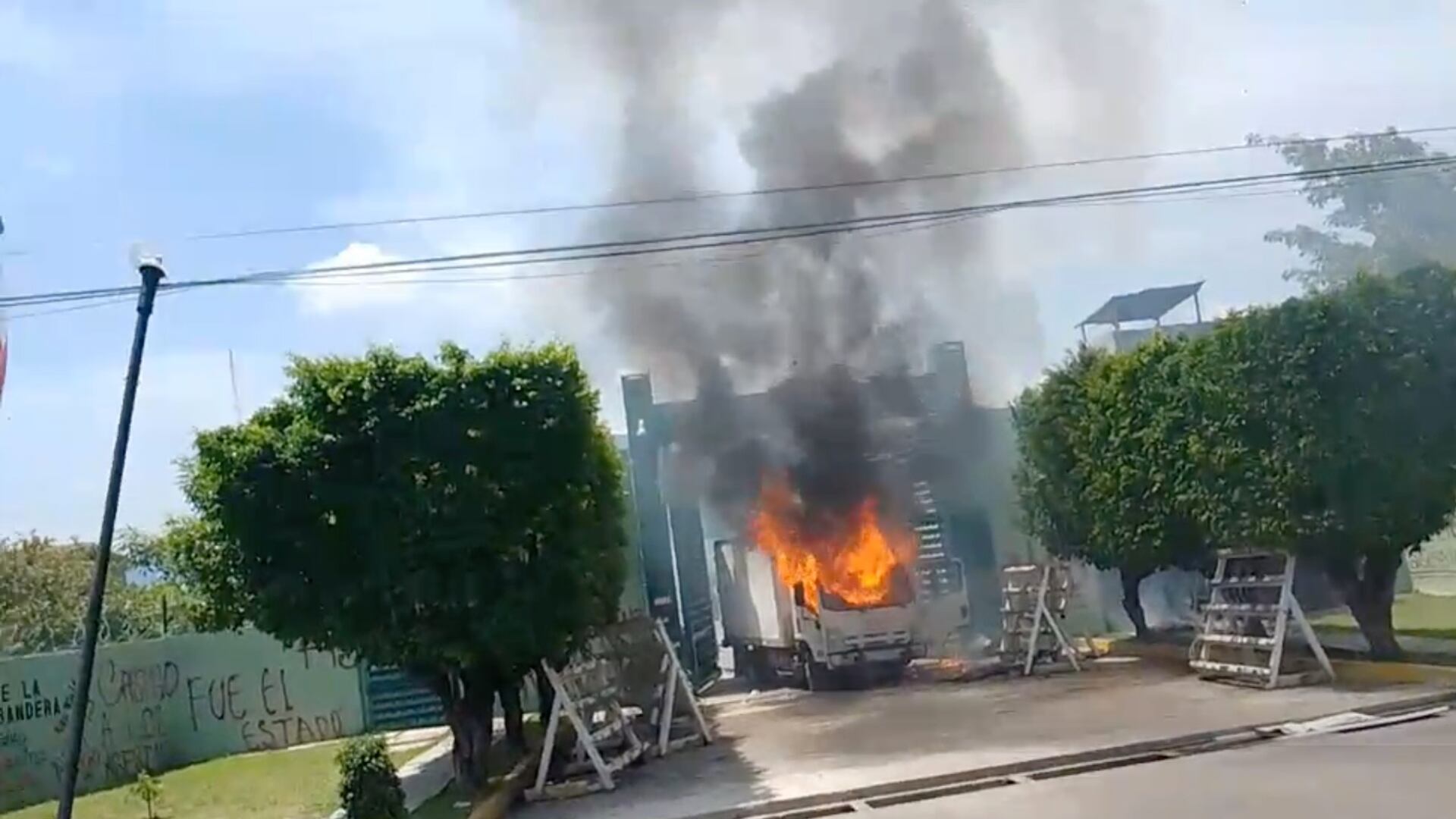 Incendian camión en portón de la 27 Zona Militar en Iguala, Guerrero.