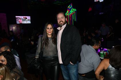 La espera terminó, ‘Neón Discoteque’ abrió sus puertas para transportar al público a una experiencia retro llena de nostalgia, en compañía de música de la década de los 70’s, 80’s y 90’s.