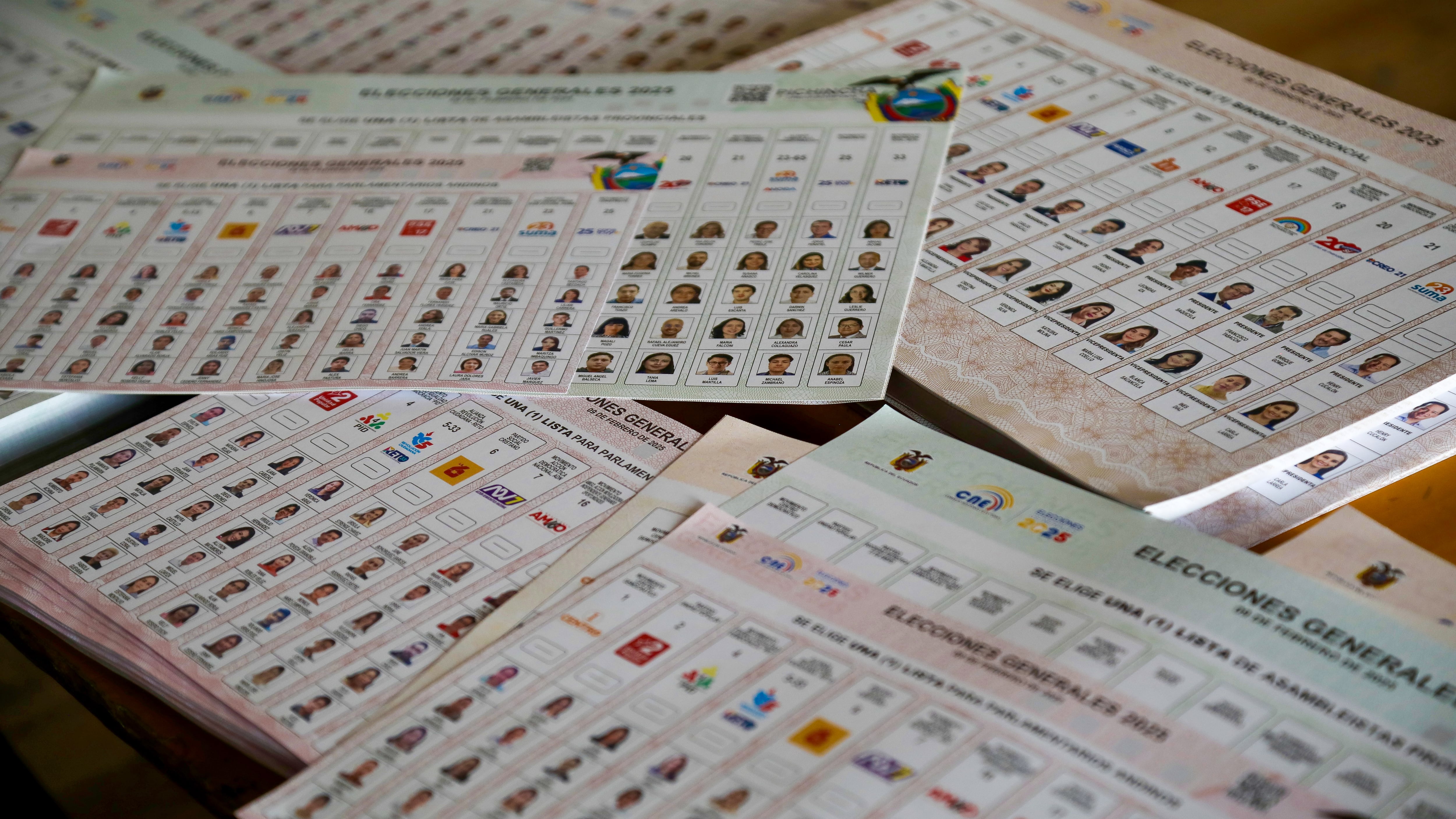 Papeletas electorales durante las elecciones presidenciales y legislativas de Ecuador este domingo, en la Escuela 10 de Agosto, en Quito (Ecuador).