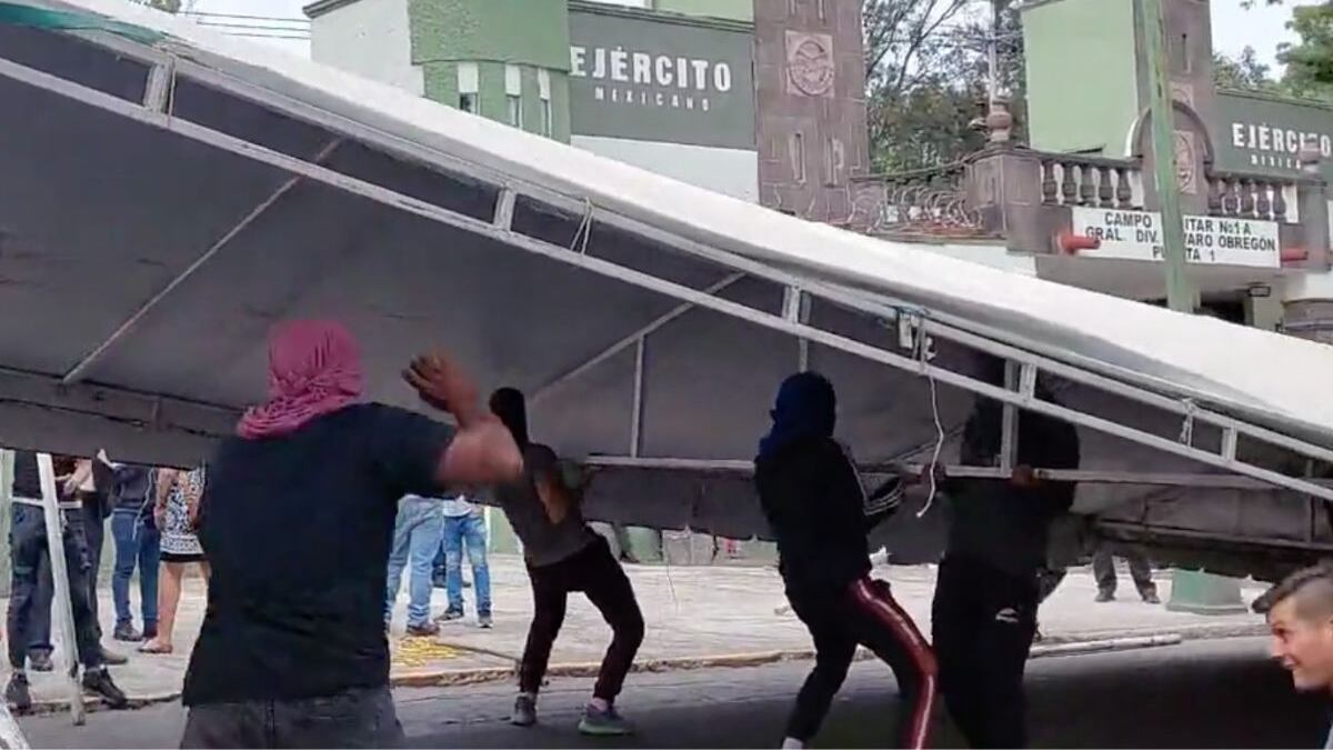 Plantón de padres de los 43 normalistas de Ayotzinapa en Campo Militar Marte 1.