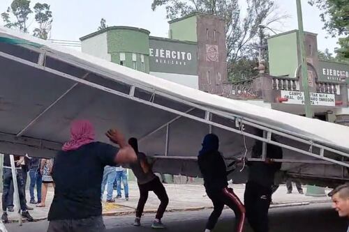 Padres de los 43 normalistas de Ayotzinapa se plantan en Campo Militar 1