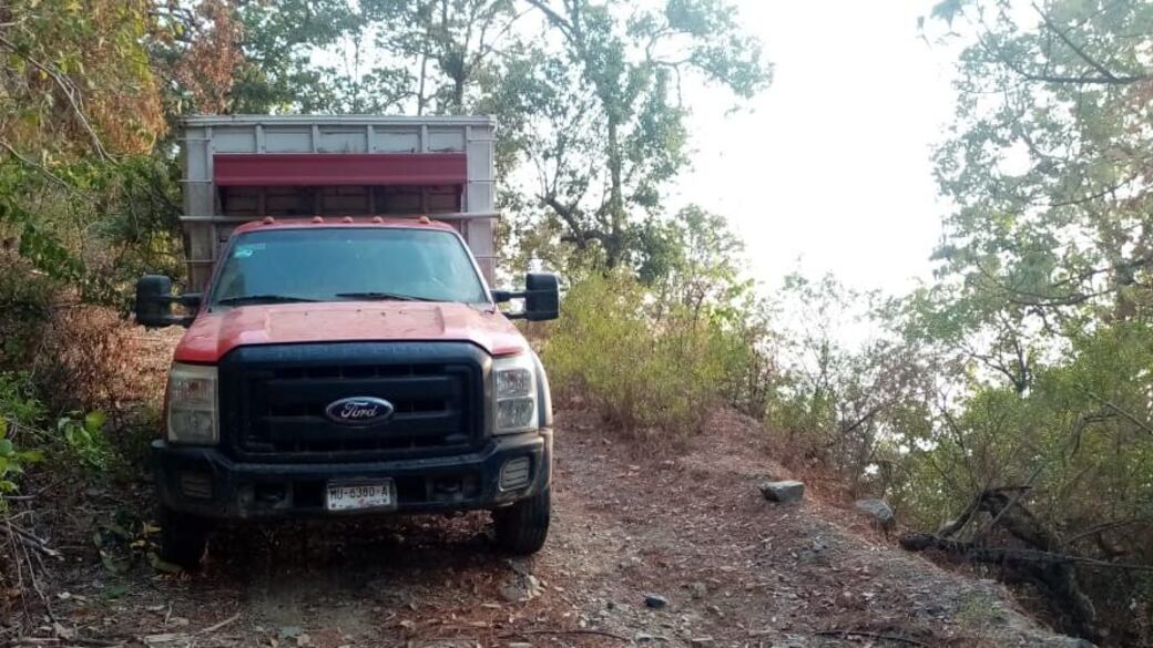 La camioneta se encontraba abandonada sobre la brecha cuando los soldados la hallaron.
