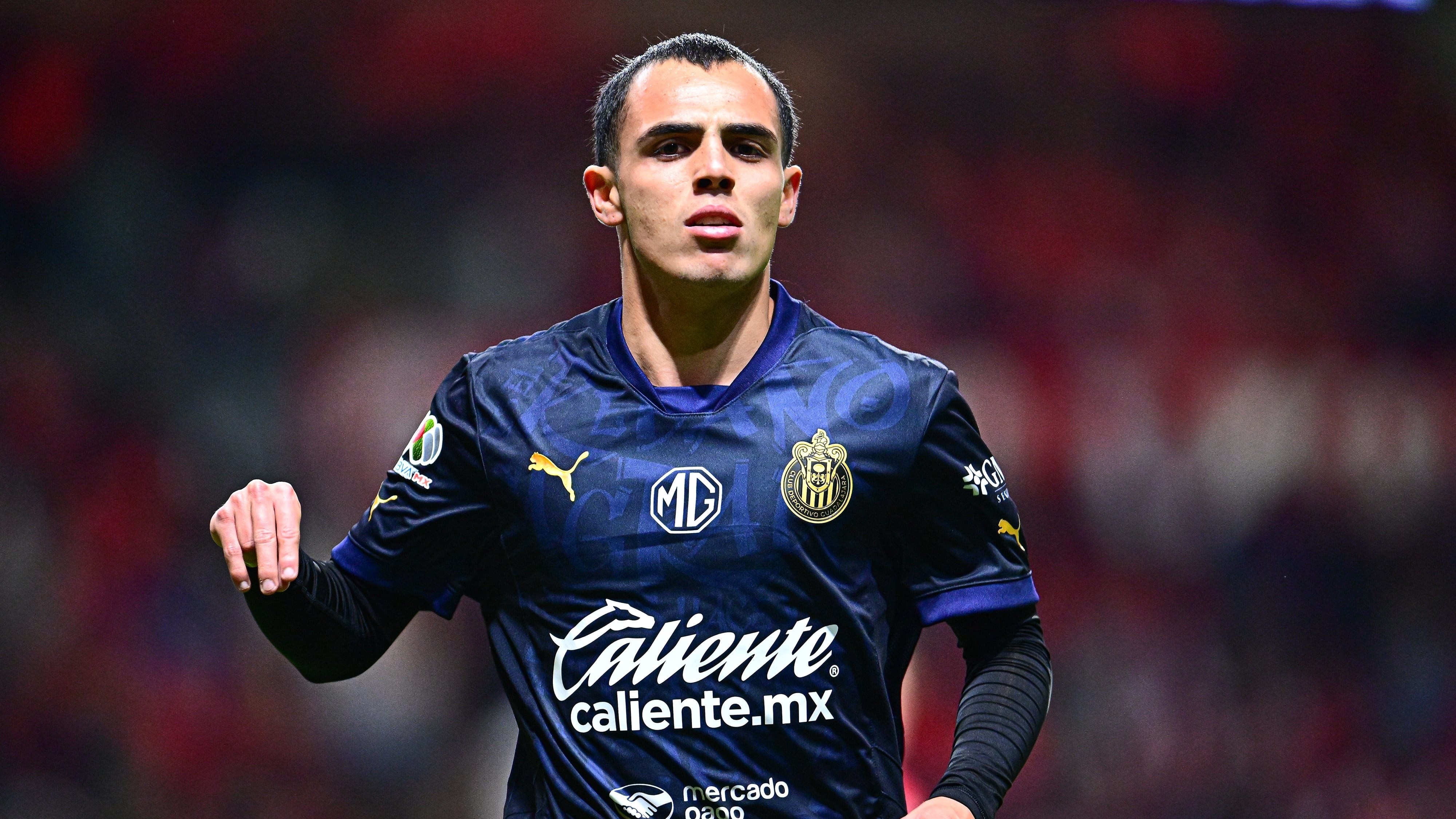 Hugo Camberos renovó con Chivas.