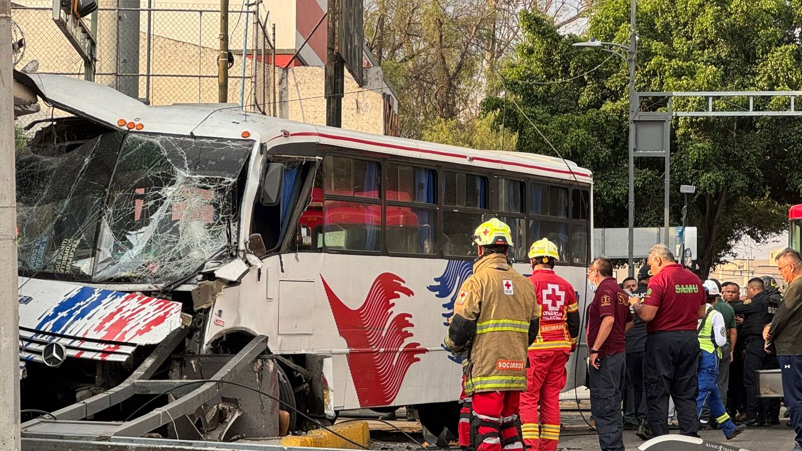 Choque en Martín Carrera deja mujer sin vida y adolescentes heridos
