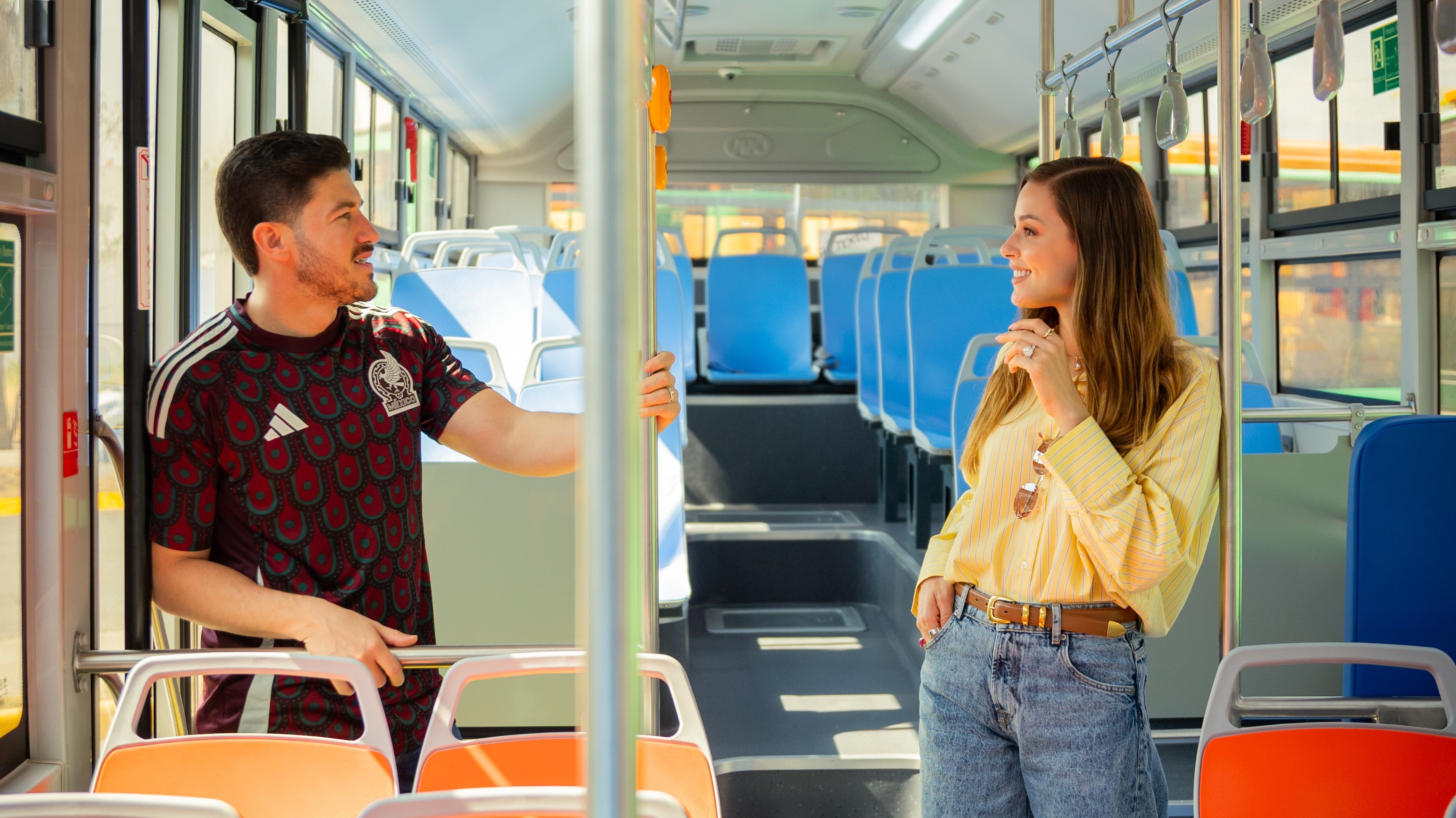 Samuel García y Mariana Rodríguez hicieron entrega de las nuevas unidades.